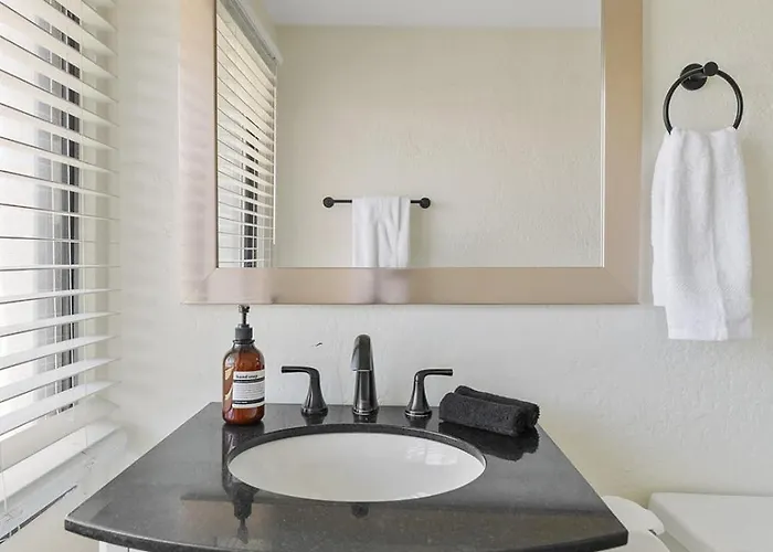 Penthouse Free Parking Pool Table Private Balcony Apartment